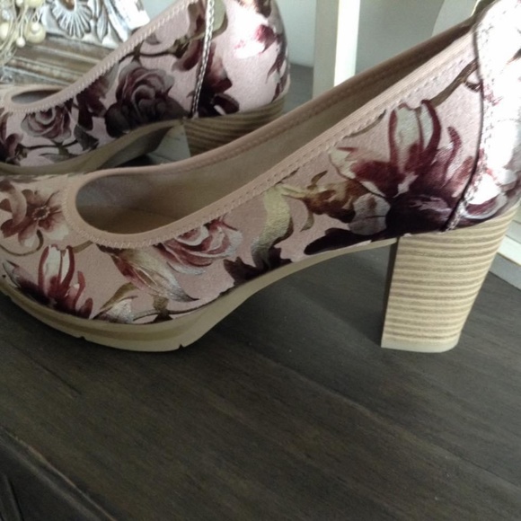 PINK SHOES - Picture 2 of 5